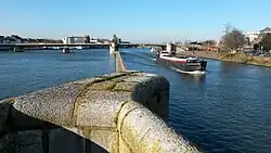 Verbrede pijler en strekdam