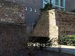 Schoormuur bij Aldenhofflat