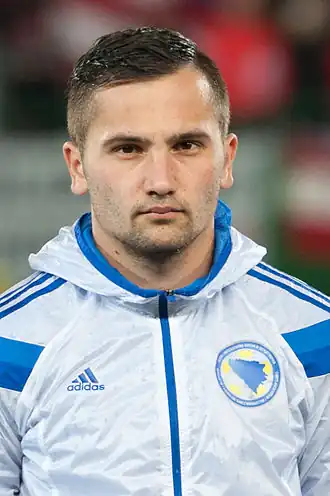 Hadžić in 2015 als speler van Bosnië en Herzegovina