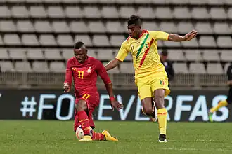 Dembélé (links) in actie met Mali tegen Ghana.