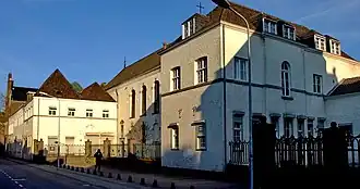 Zicht op het klooster vanaf de Calvariestraat. V.l.n.r.: noordelijke kloostervleugel, kapel en kanunnikenhuis