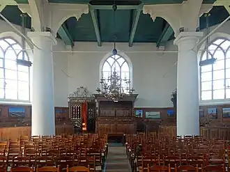 Interieur met zicht op de Van Harensbank