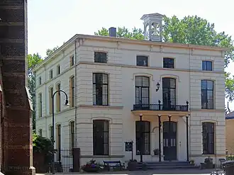 Huis Duistervoorde anno 2015, links de Sint-Martinuskerk