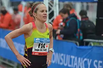 Inge de Jong na de finish van de Amsterdam Marathon in 2015