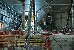 Metrostation Amsterdam Centraal, roltrappen van perron Noord/Zuidlijn naar verdeelhal, december 2015.