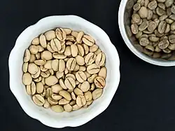 Monsooned ongebrande koffiebonen krijgen een andere kleur