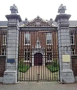 Hekwerk met hardstenen pijlers