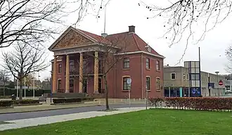 Het voormalige raadhuis van Tegelen met latere aanbouwen (rechts), gezien vanuit het westen