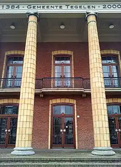 Detail portico met entree