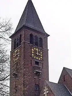 Detail toren met galmgaten, uurwerken en loggia's