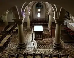 Zicht op de crypte vanuit de kerk
