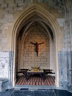 Nis met crucifix en draagbaar