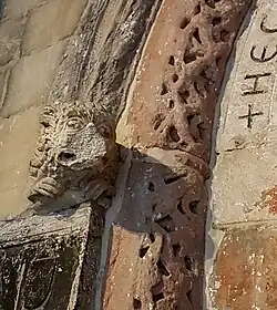 Detail archivolt en kapiteel