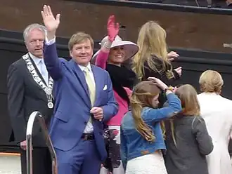 De Koninklijke familie tijdens de viering van Koningsdag 2016 in Zwolle