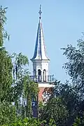 De toren van de Semsstraatkerk gezien vanuit het zuiden vanaf het talud van de vroegere spoorlijn Stadskanaal-Gasselte
