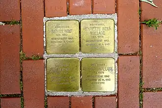 Vier stolpersteinen of struikelstenen in Stadskanaal ter herinnering aan de uit deze plaats weggevoerde en vermoorde Joden