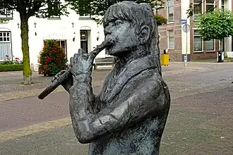 Meisje dat dwarsfluit speelt