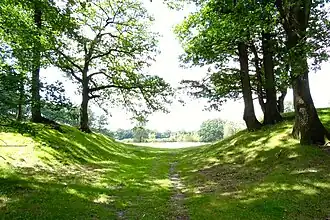 Doorgang door de Hunneschans naar het Uddelermeer anno 2016