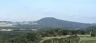 De Aremberg met op zijn helling het gelijknamige dorp