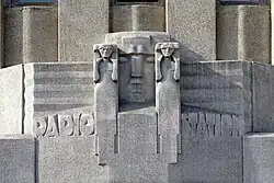 Reliëf van Hendrik van den Eijnde boven de entree.