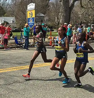 Valentine Kipketer (geheel rechts op foto) tijdens de Boston Marathon van 2016.
