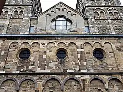 Westgevel met oculusramen en vierpasvenster