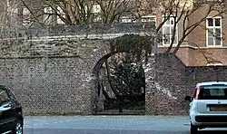 Noordelijk muurdeel vanaf parkeerplaats