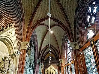 Neogotisch interieur van een van de kruisgangen