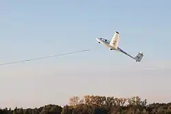 Zweefvliegtuig aan de lier