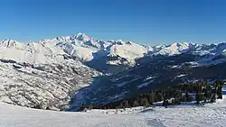 Bergflank ten zuiden van Bourg-Saint-Maurice (midden), met Arc 1600 en Arc 1800 op alpiene hoogte (rechts)