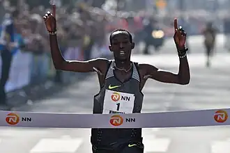 Marius Kimutai wint de Marathon van Rotterdam in 2017.