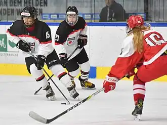 Japanse (links) versus Deense ijshockeyvrouwen. Japan gebruikt hier westerse nummers, niet het Japanse systeem.