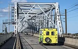 2017: Auto- en fietsverkeer vanaf de Jutlandse kant, met rechts de spoorlijn