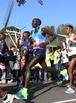 Abraham Kiptum loopt in de Marathon van Amsterdam in 2017