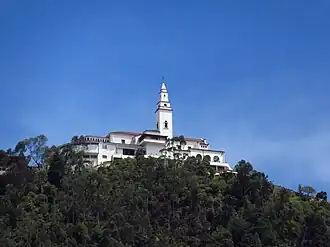 Het klooster van Monserrate gezien vanaf een dak in Las Nieves