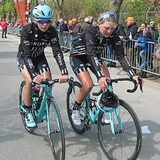 Anna Christian (r) na de finish van de Waalse Pijl 2017