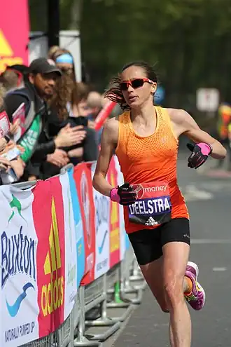 Andrea Deelstra in actie tijdens de marathon van Londen in 2017.
