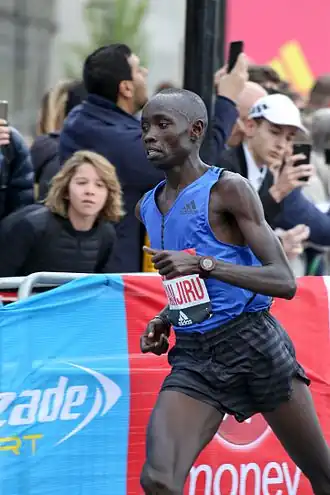 Daniel Wanjiru in actie bij de marathon van Londen in 2017.