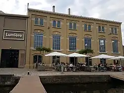 Terras aan het water