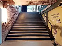 Trap naar café-restaurant