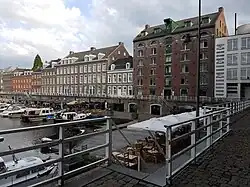 Bassin met pakhuizen en werfkelders