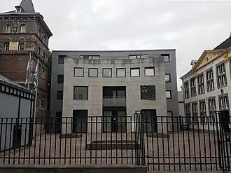 Het Jezuïetenhofje met rechts de Latijnse school. Links een restant van het Jezuïetenklooster
