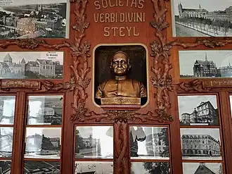 Borstbeeld Arnold Janssen en fotocollage van SVD-missiehuizen door hem gesticht (Missiemuseum Steyl)