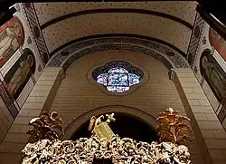 Interieur noordoostportaal met deel processiehemel