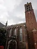Noordgevel, toren en barok poortje