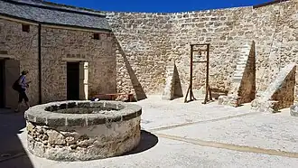 Binnenplaats met waterput