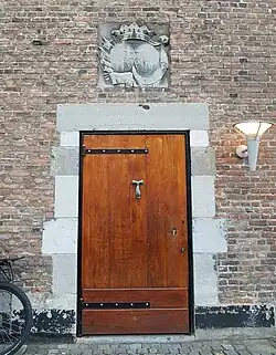 Westgevel met wapensteen