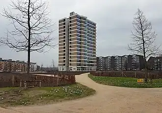 Oranjeplein/Vrijheidspark met Torenflat