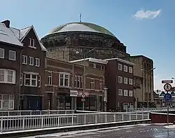 De kerk vanaf de Scharnerweg (bijna geheel rechts nr. 169)