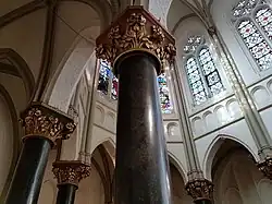 Kooromgang met zwart marmeren zuilen